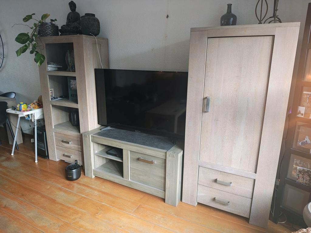 Gratis meubels:  Eettafel salontafel en 3 kasten