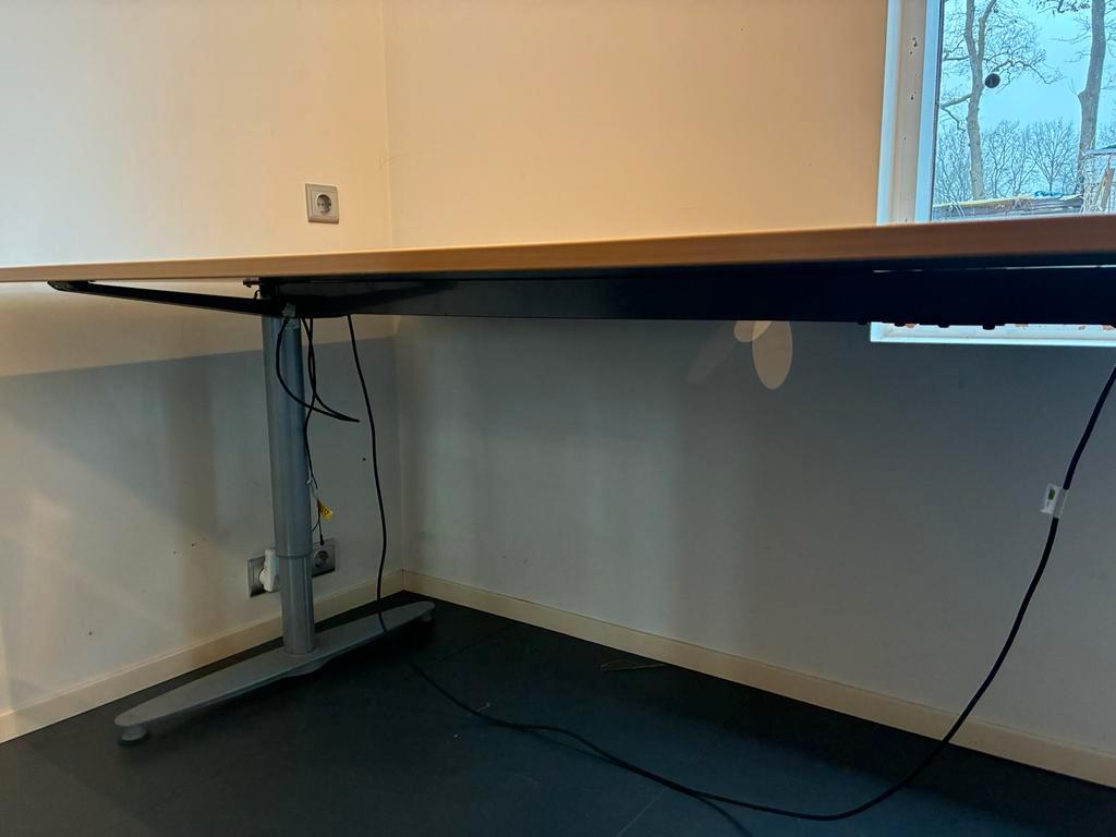Gratis: Verstelbaar Bureau 180x90 - Ergonomisch Werken