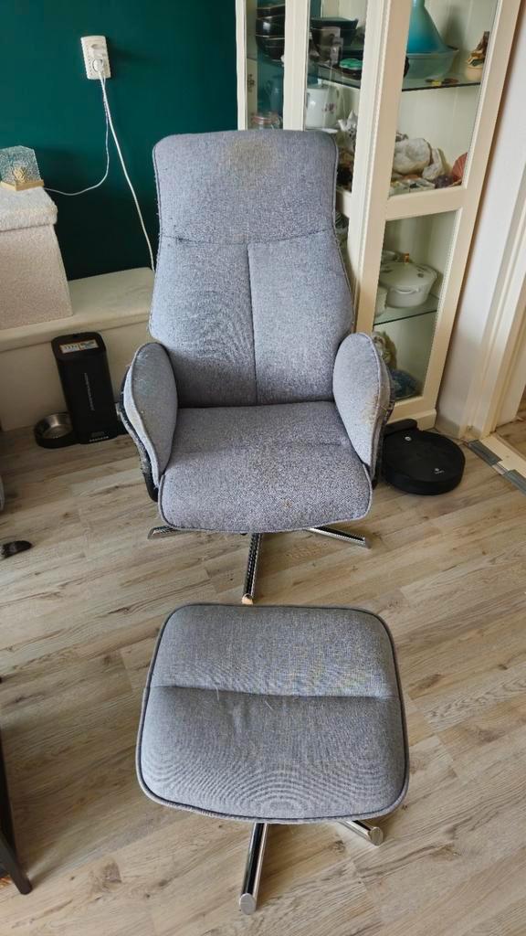 Grijze stoel met voetenbank - Gratis af te halen