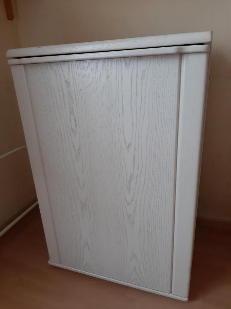 Wit bed met spiraalvormige en 2 nachtkastjes