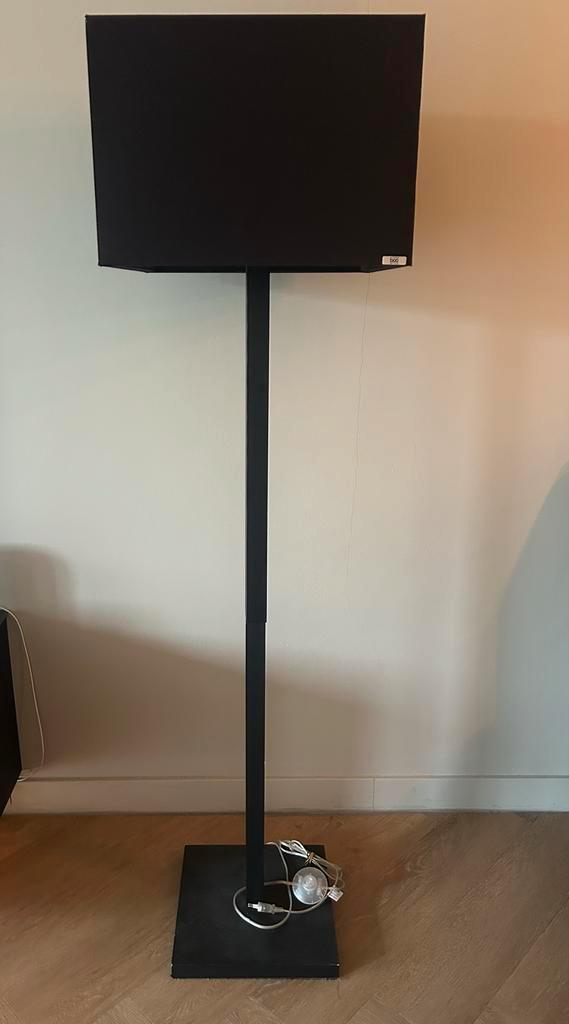 Twee zwarte vloerlampen gratis af te halen