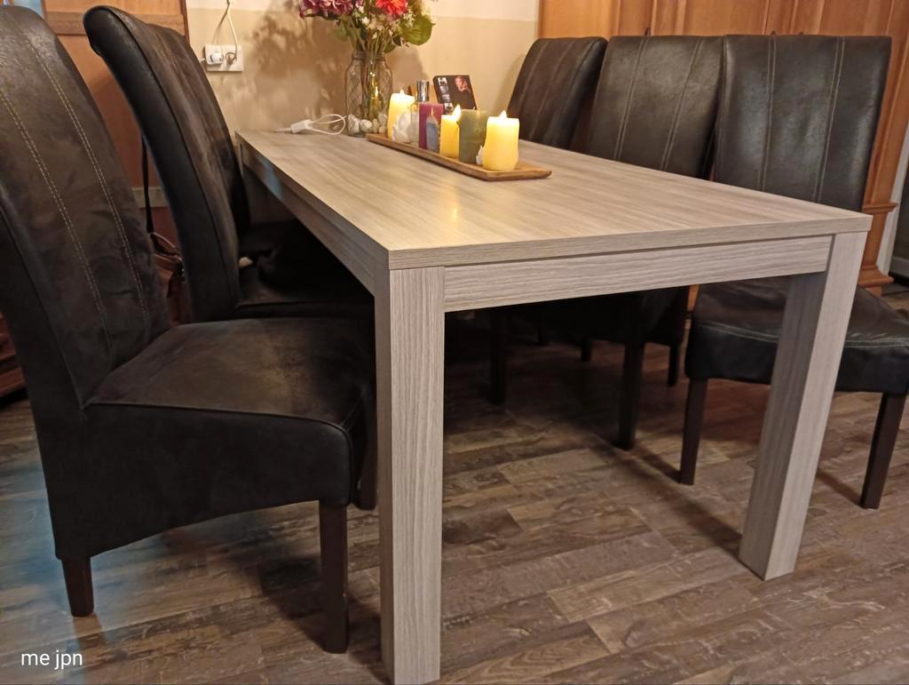 Tafel en 6 stoelen gratis nu halen.