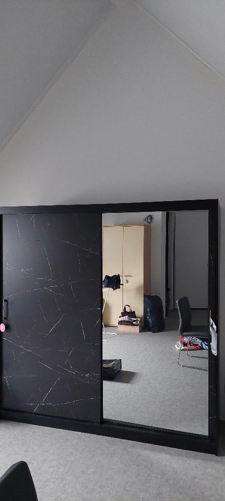 Schuifdeurkast met spiegel