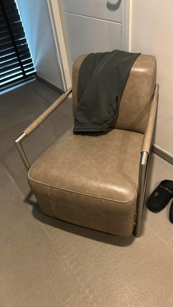 2 lederen stoelen met metaal gratis af te halen