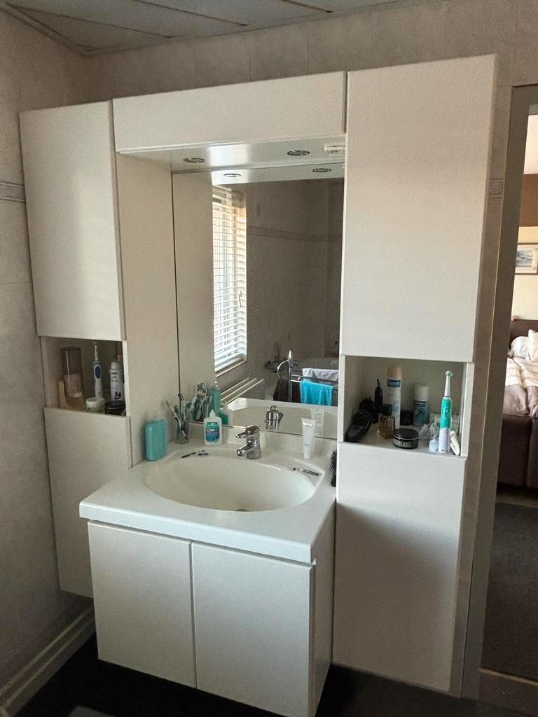 Gratis Badkamermeubel met Spiegel en Kastjes