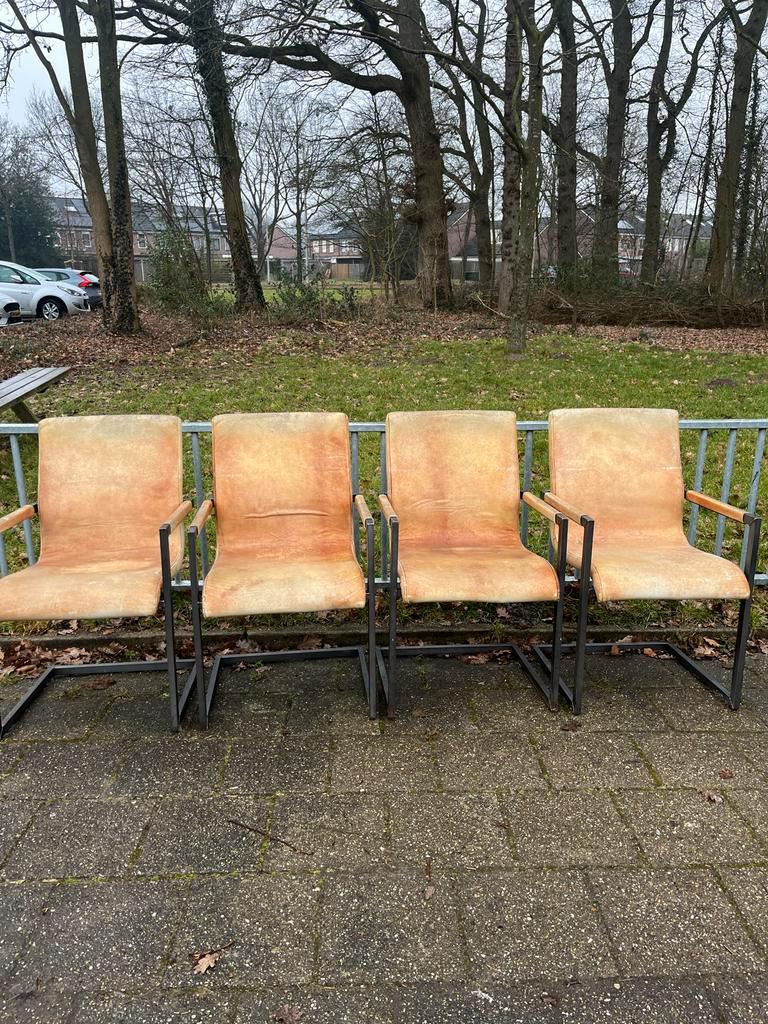 4 stoelen te verschenken - Hilbertlanden Straat