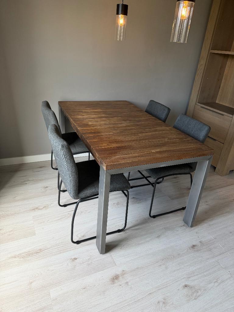 Tafel met 4 stoelen
