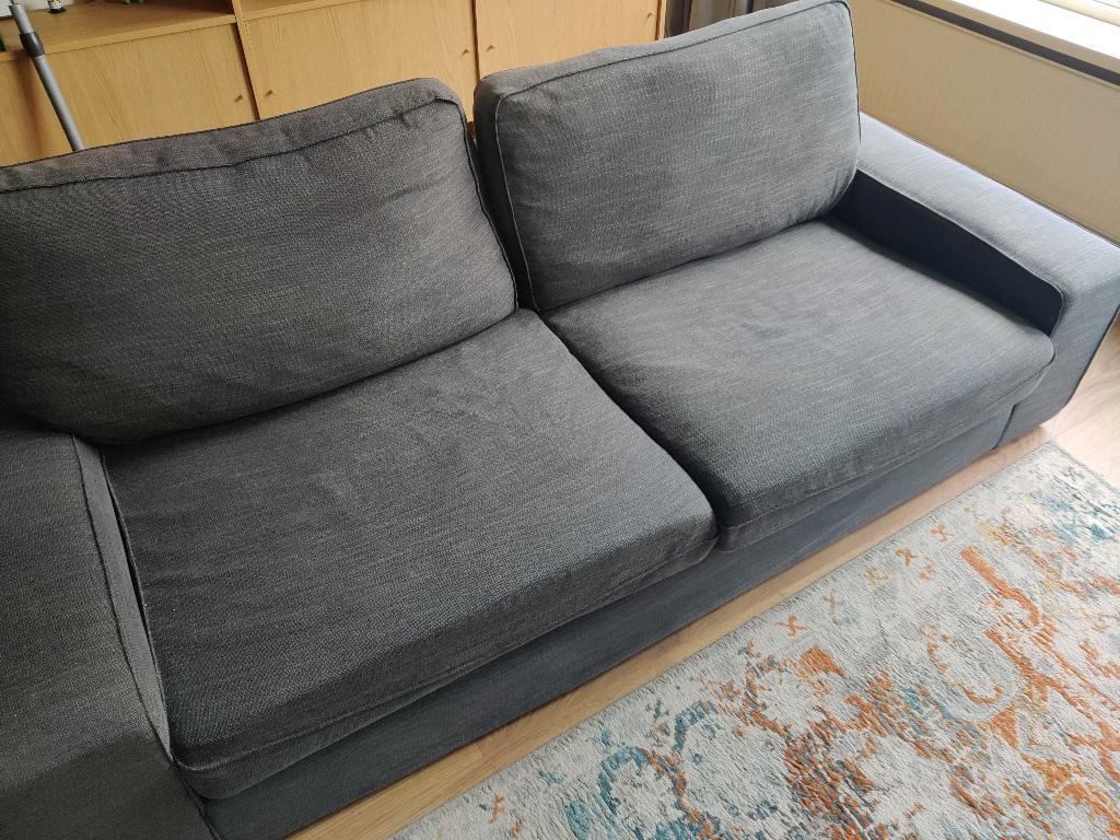 Gratis grijze driezitsbank