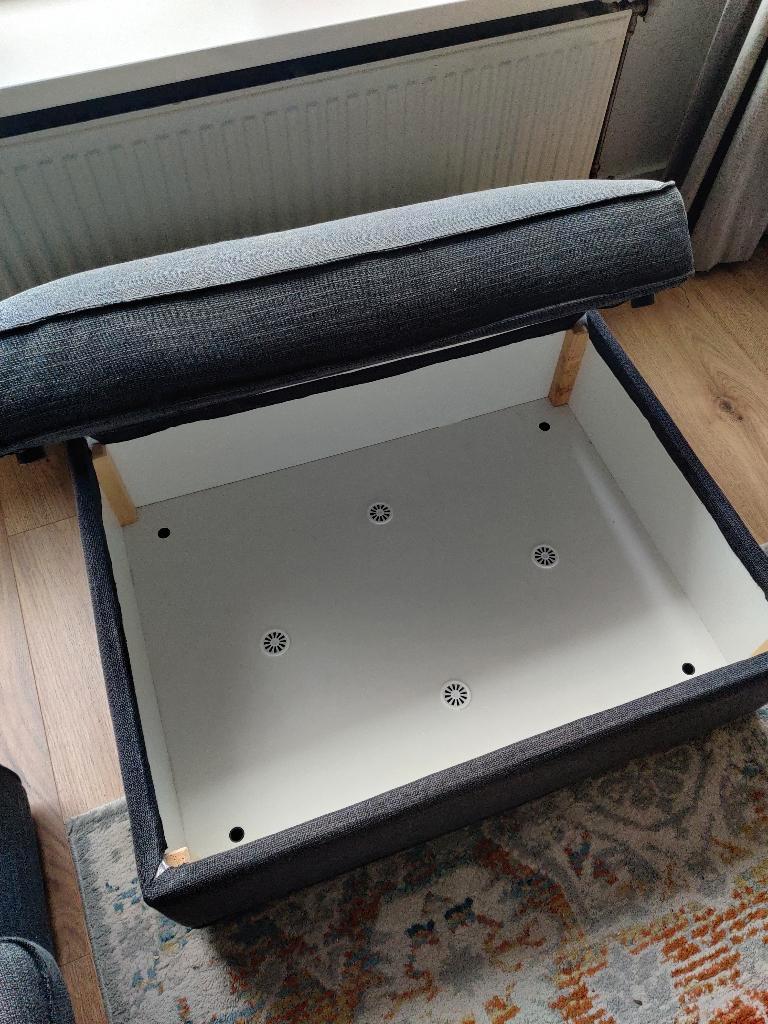 Gratis grijze driezitsbank en voetenbank met opbergruimte