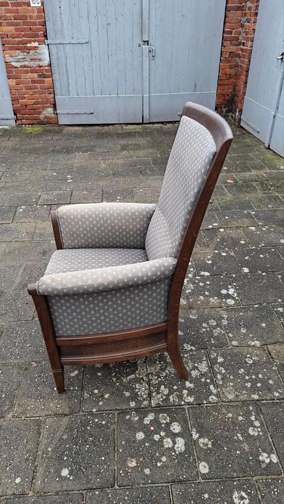 Retro stoel met houten frame en rechte rug