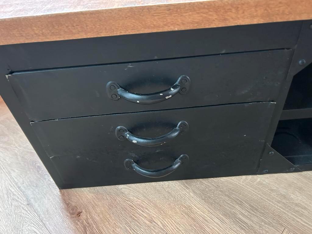 Gratis af te halen: industrieel TV meubel