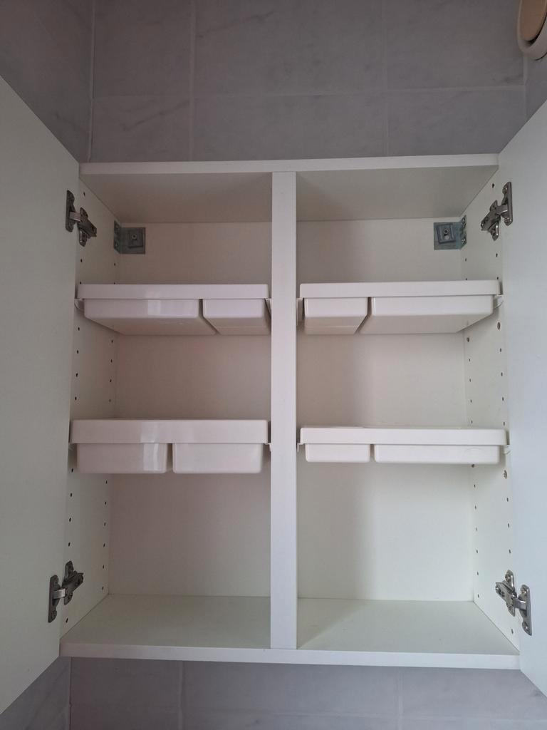 Badkamerkastje met spiegel om op te hangen