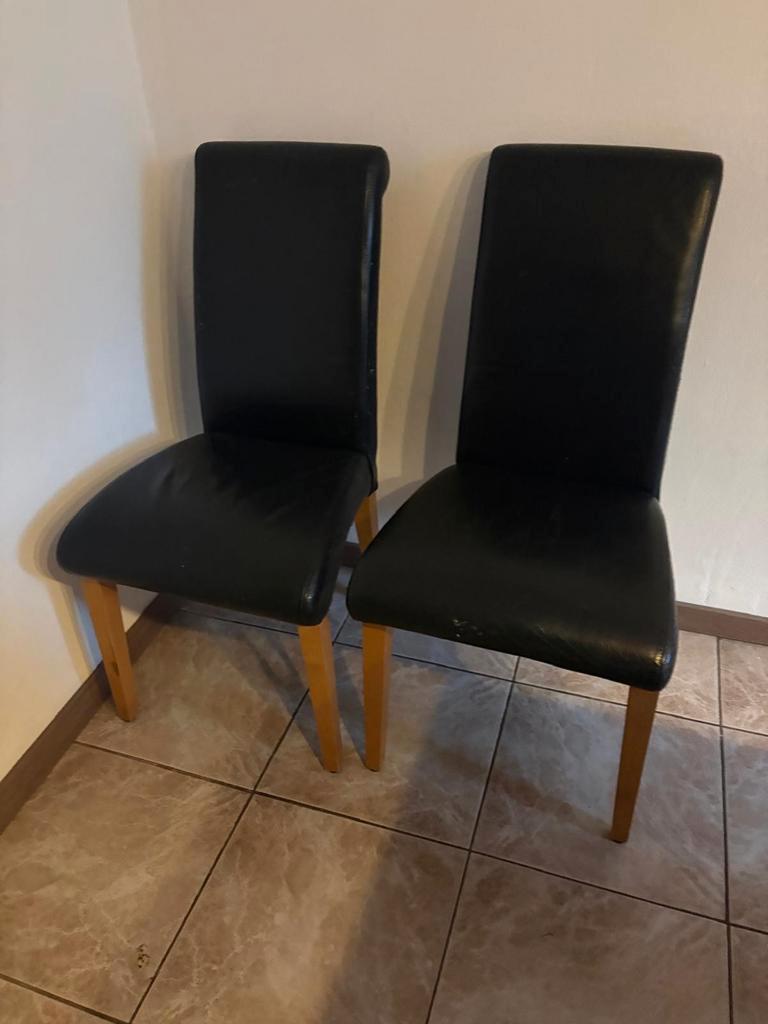 Gratis Set van 2 zwarte lederlook eetkamerstoelen
