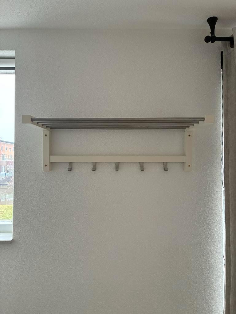 Moet nu weg! - Kleding- en hoedenrek in prima staat