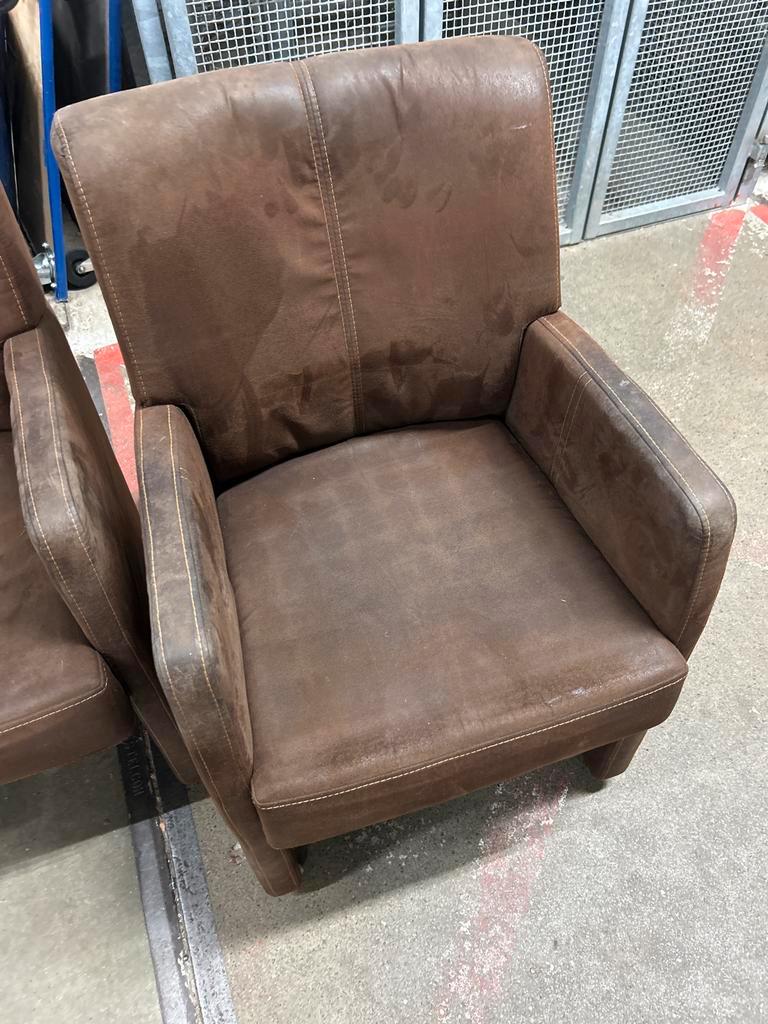 Drie (kunst?) lederen stoeltjes op wieltjes