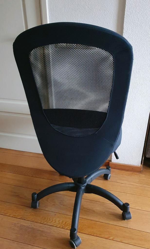 Gratis: Zwarte bureaustoel met mesh rugleuning