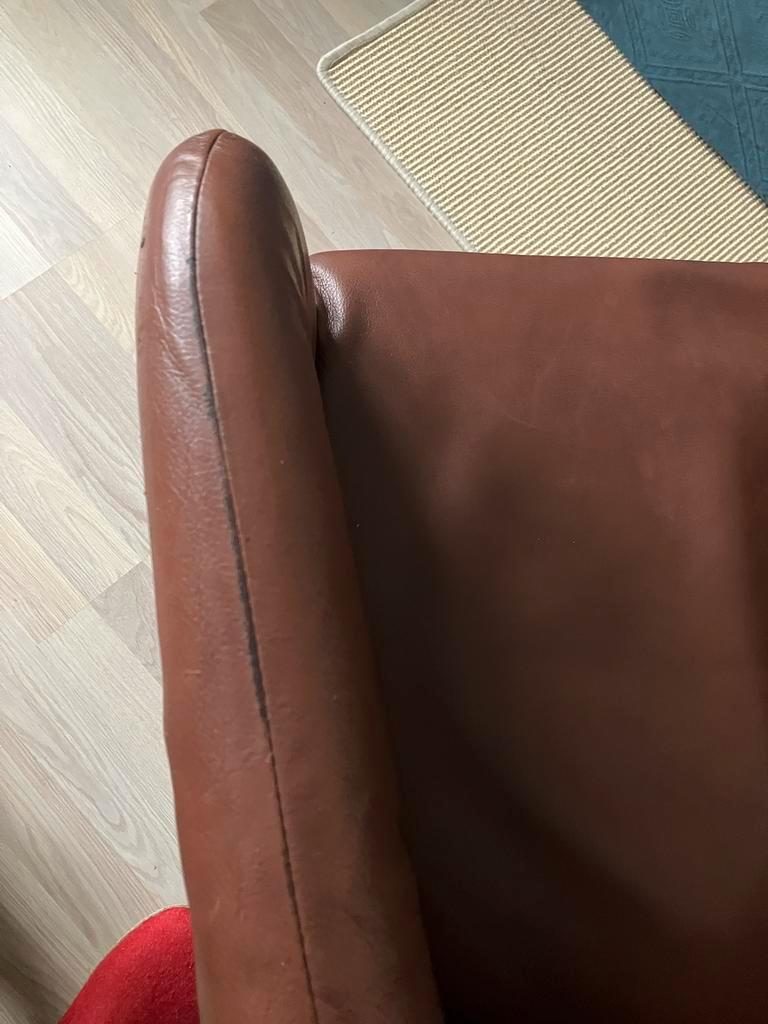 2 bruin leren vintage eetkamerstoelen, eiken poten