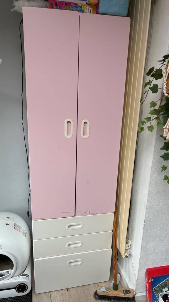 Ikea kasten met roze en blauwe deurtjes