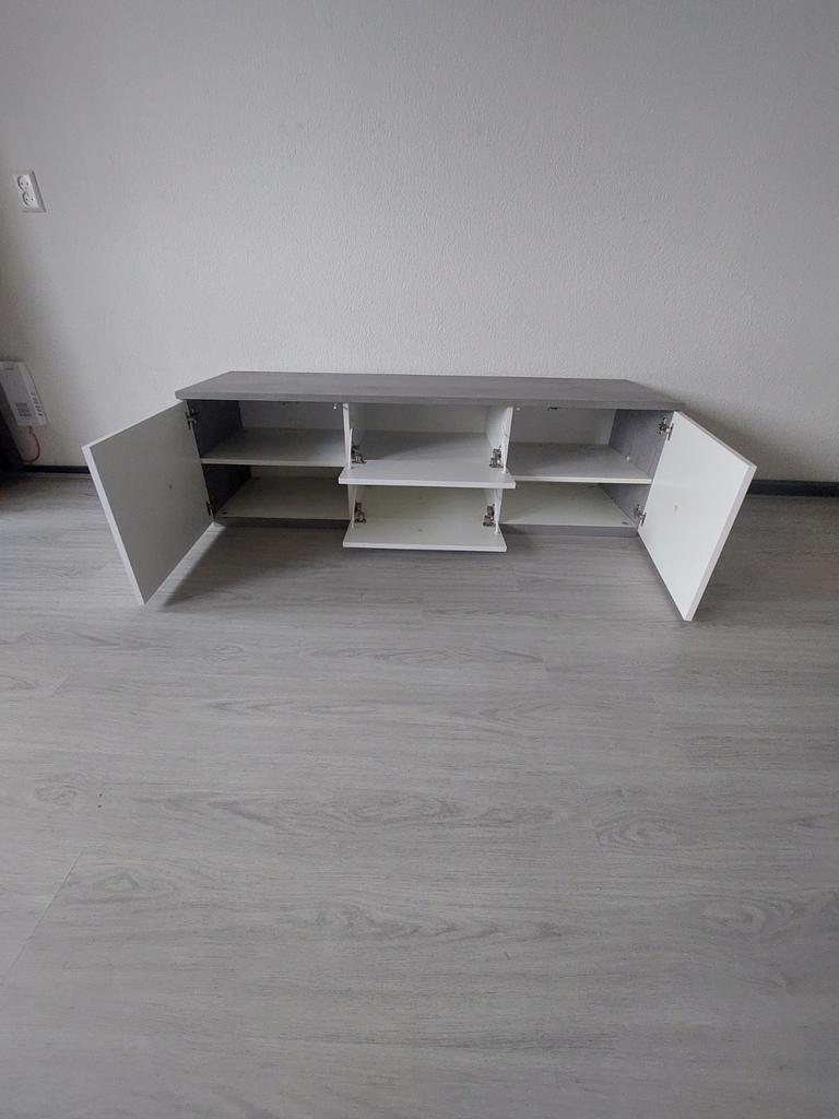 Gratis af te halen tv meubel/dressoir.