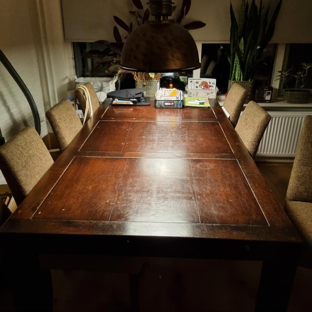 Eettafel met 6 stoelen.