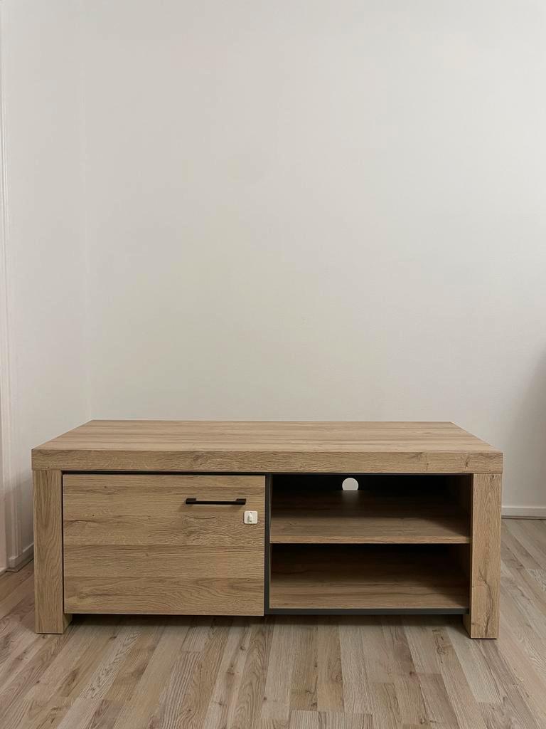 Gratis Lichtbruine TV-kast met opbergruimte