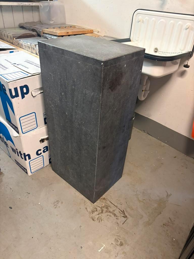 Natuurstenen sokkel, 85x40x30, zwart-antraciet, zwaar.