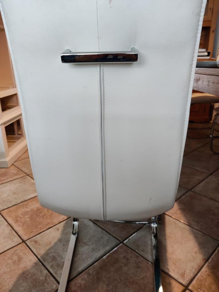 Acht Eetkamerstoelen om op te knappen