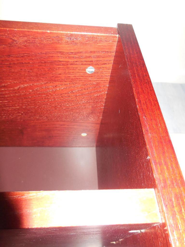 GRATIS Donkerbruine boekenkast 80 x 201,5 cm. GRATIS