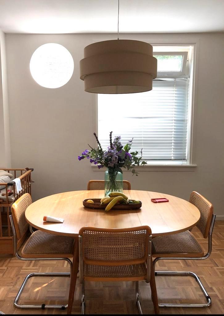 Ronde tafel en 4 cesna stoelen