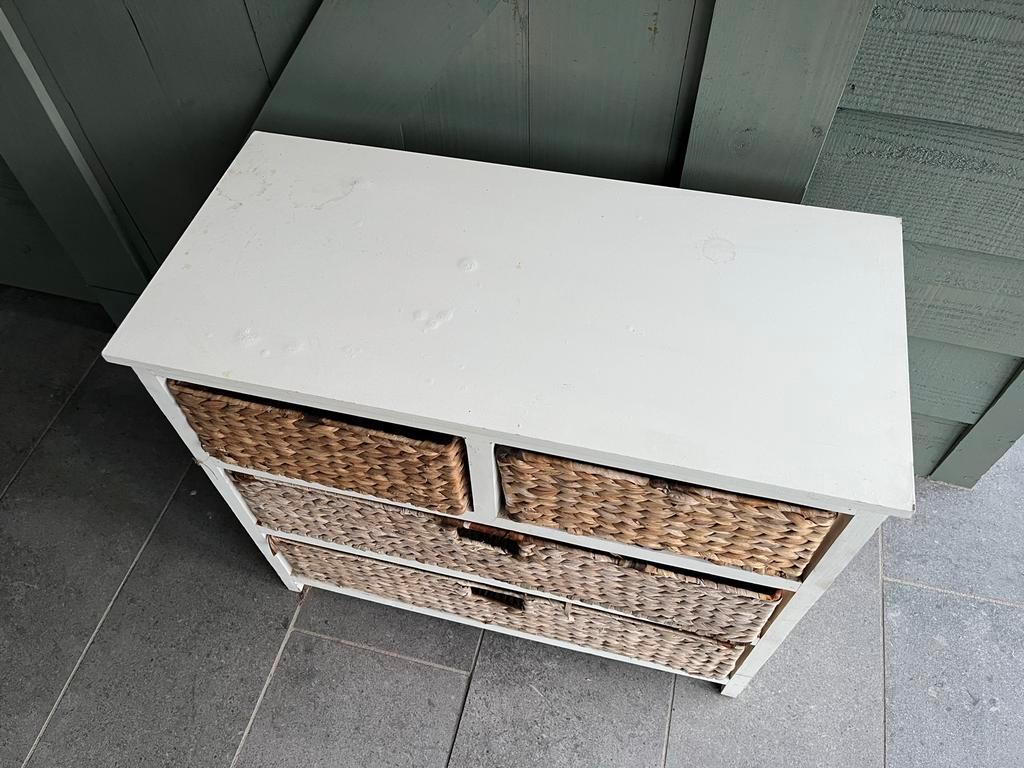 Kastje met rieten manden