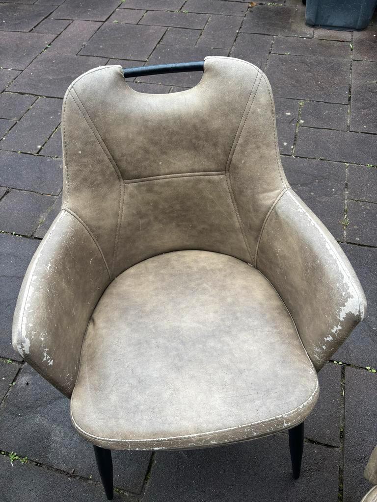 Gratis 4 stoelen met leuning - beschadigd
