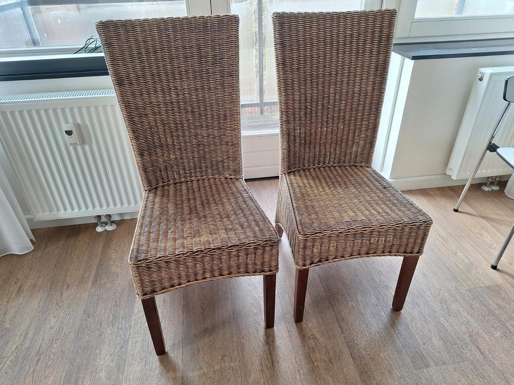 Twee rieten stoelen