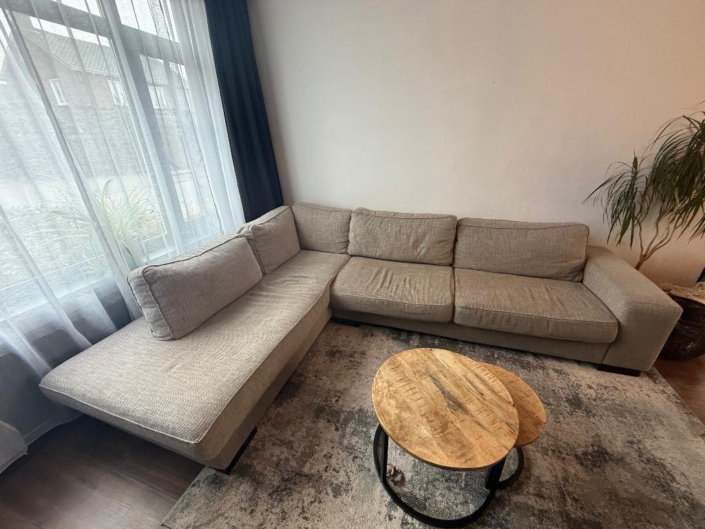 Gratis: grijze hoekbank 3m x 2,2m x 96 cm