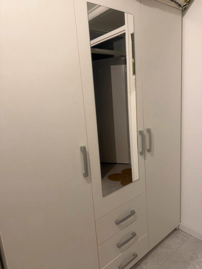 Klerenkast met 3 deur en 3 laden