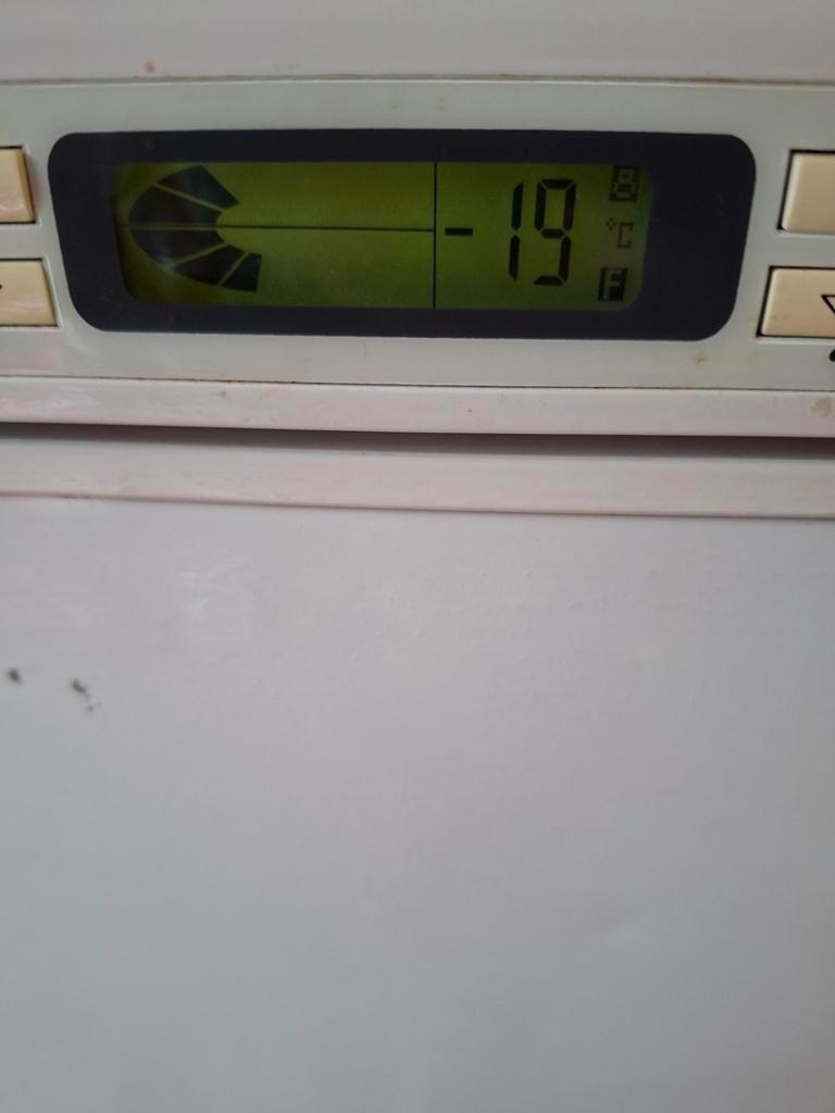 Grote vriezer - defecte knoppen, vriest goed