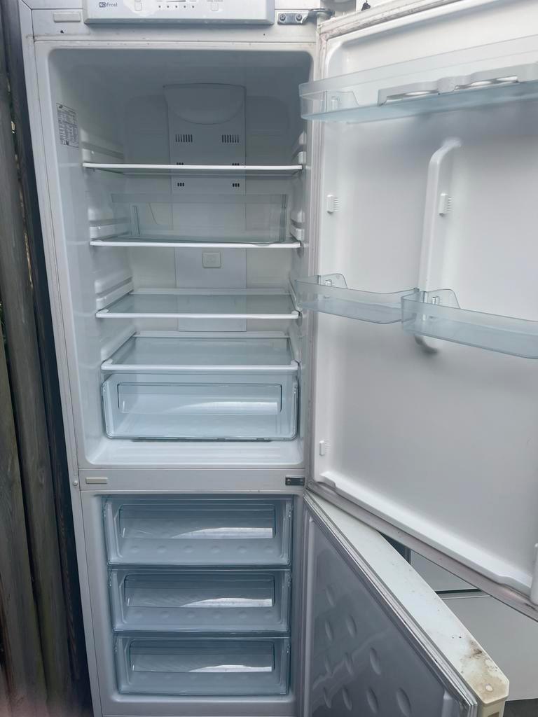 GRATIS OPHALEN Koelkast met vriesvak GAAT AAN WORD NIET KOUD