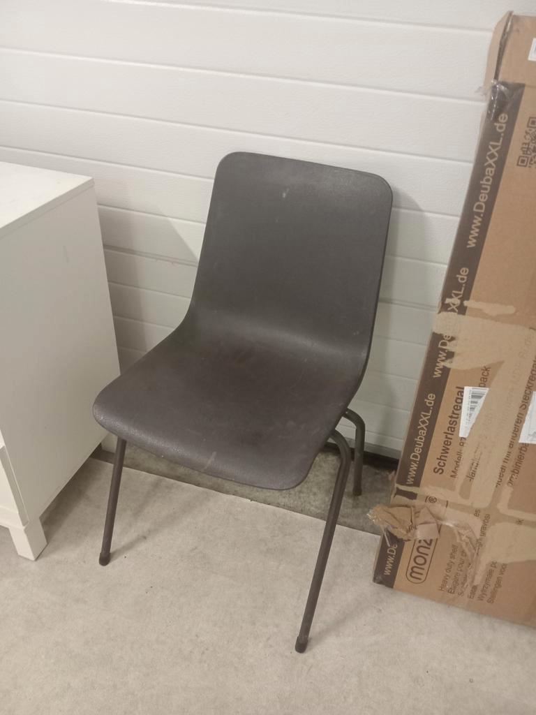 Gratis af te halen tafeltje en stoel