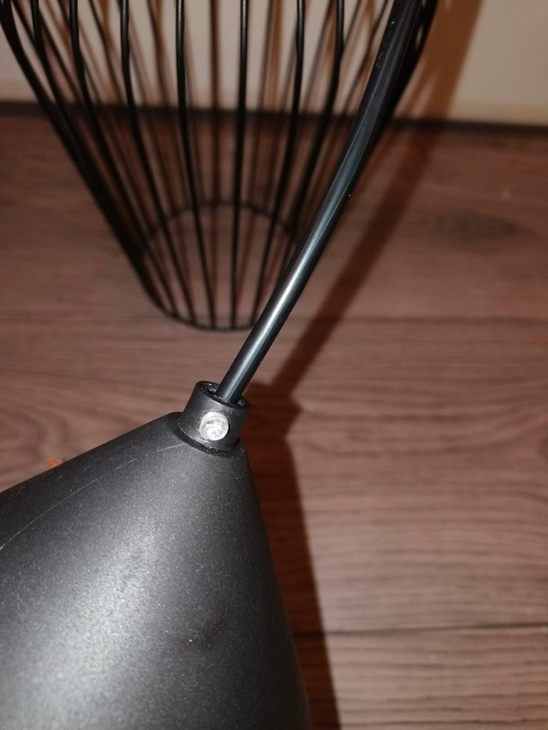 Gratis zwarte metalen lampenkap