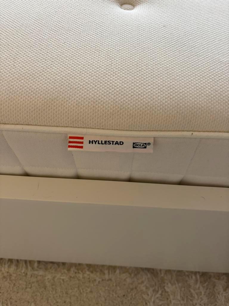 Gratis IKEA Hyllestad-matrassen, bijna ongebruikt