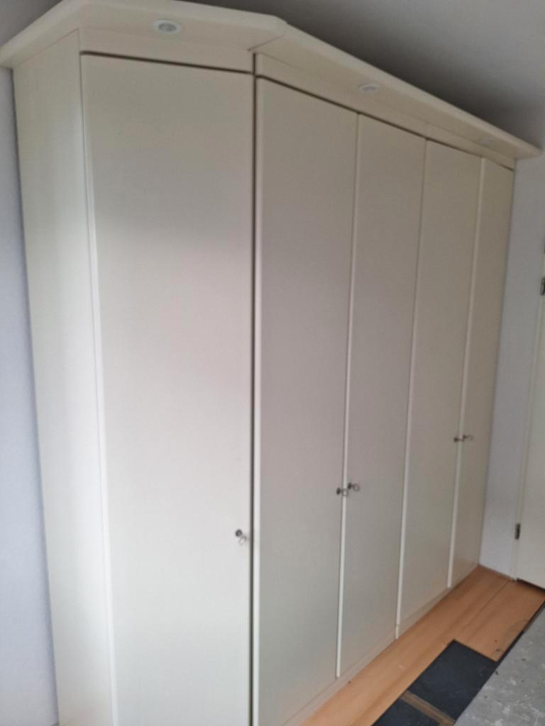 Grote, stevige kast - gebroken wit/licht gelig