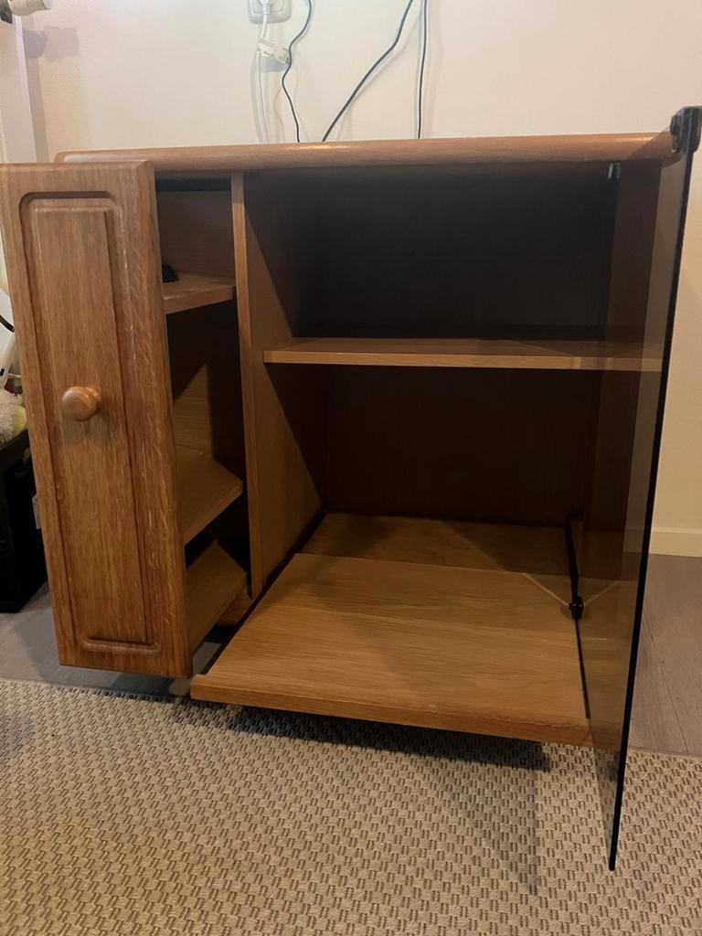 Houten kast met deur en planken