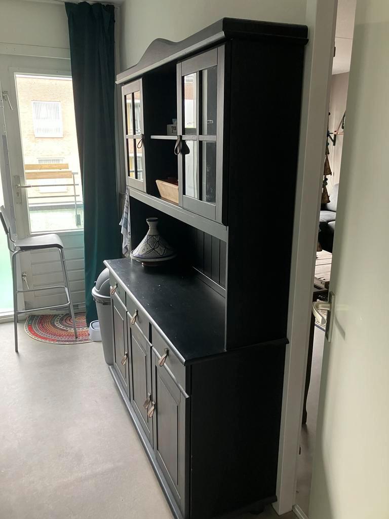 Zwart geverfde buffetkast met glazen deuren