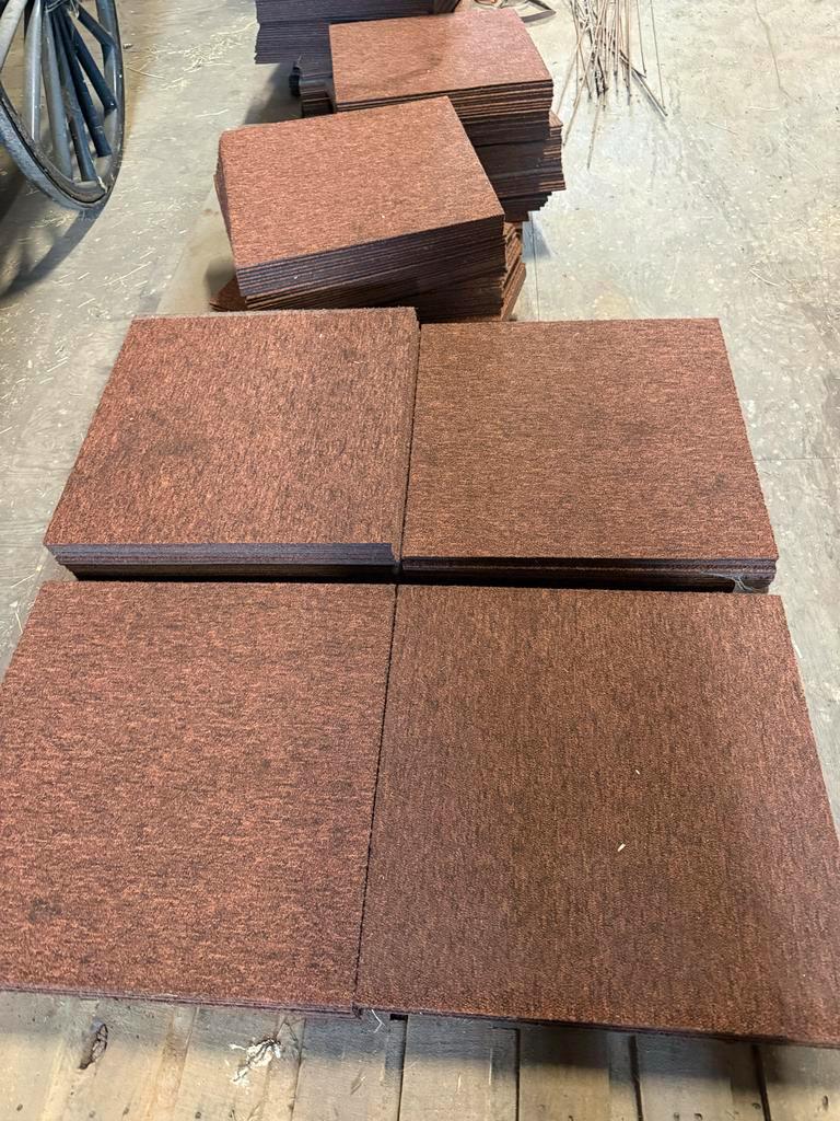 Nette vloertegels, tapijttegels gratis af te halen