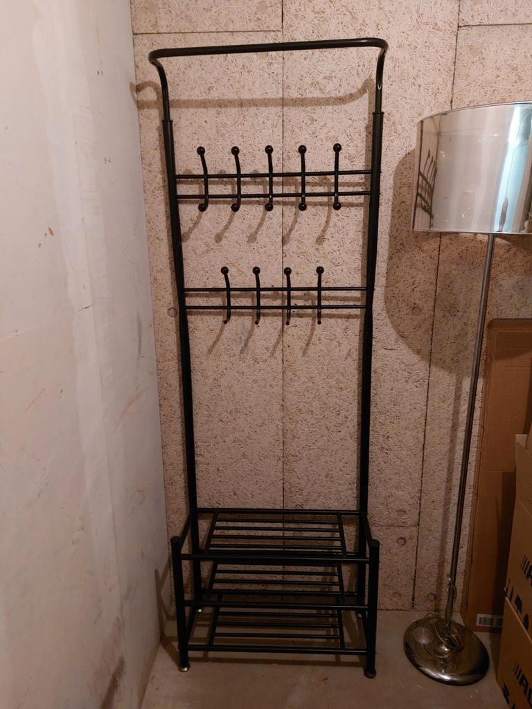 Gratis Stijlvolle metalen kapstok met schoenenrek