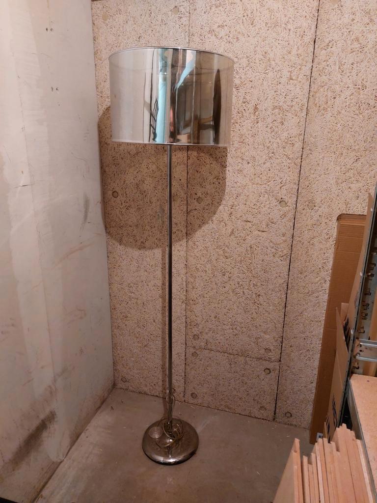 Gratis Stijlvolle Staande Lamp.