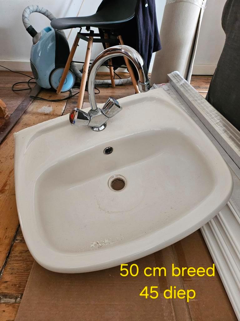 Gratis op te haken: wasbak en kraan