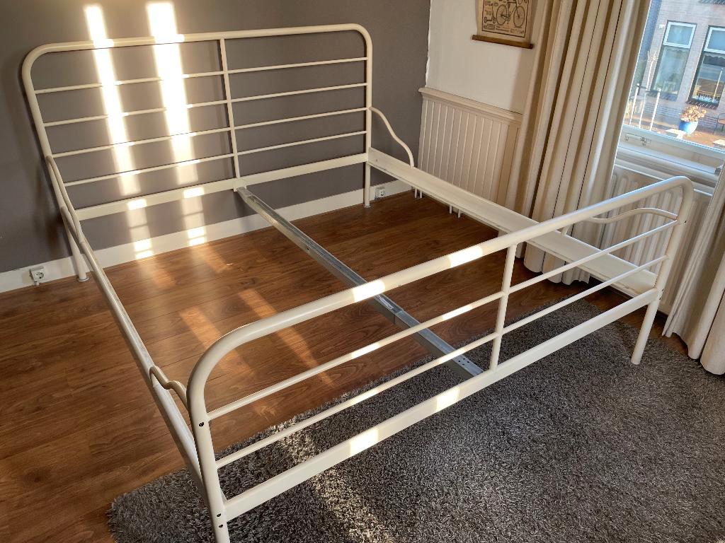(gratis) Klassiek bedframe (staal) 180x200 cm Ikea