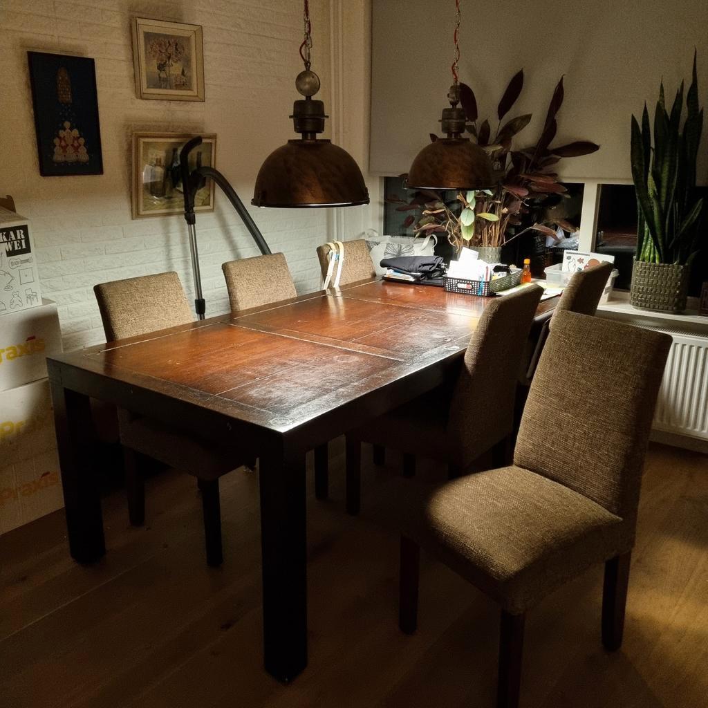 Eettafel met stoelen