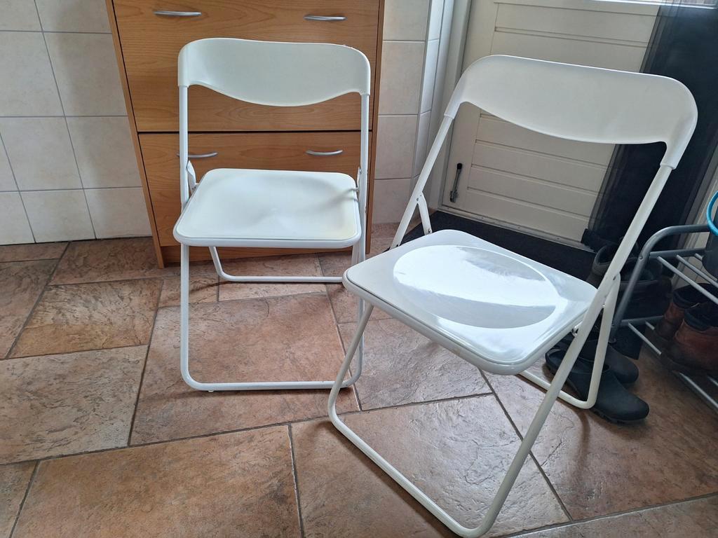 Witte klapstoelen - set van twee gratis