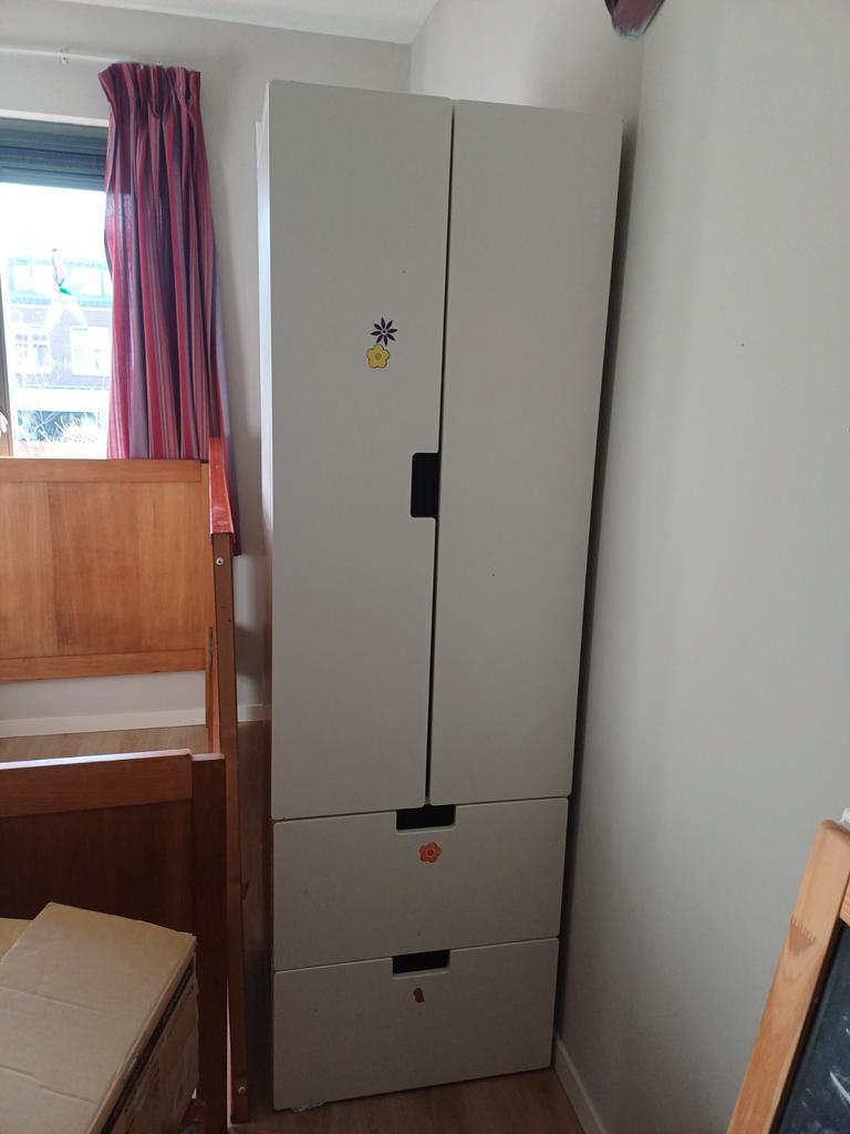 Kinder kleding kast gratis op te halen.